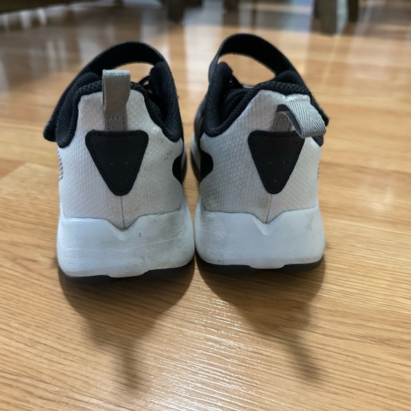 SOLD SOLD SOLD Kids New Balance Black and White Athletic Shoes size 5XW - Picture 4 of 8